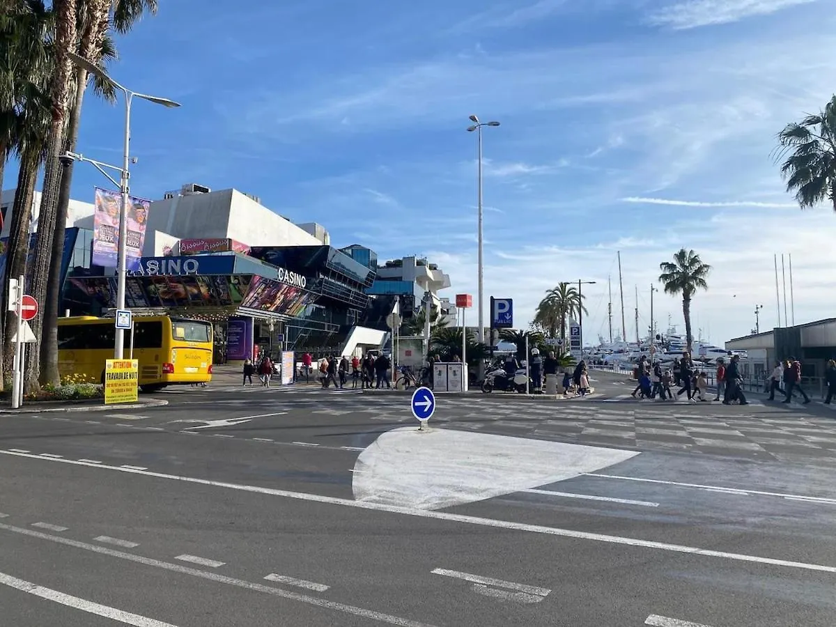 Palais Des Festivals Studio Meuble Cannes France